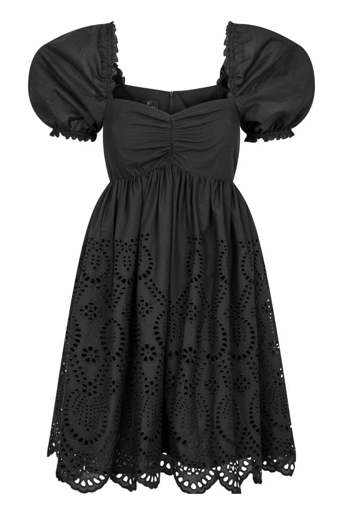 Mała czarna z haftem krótka sukienka na lato