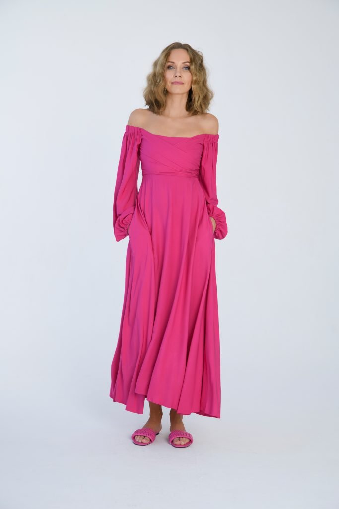 Długa różowa sukienka z odkrytymi ramionami
