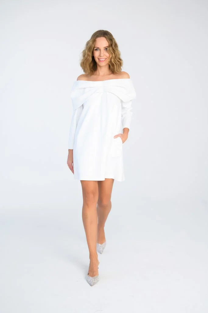 biała sukienka mini z odsłoniętymi ramionami