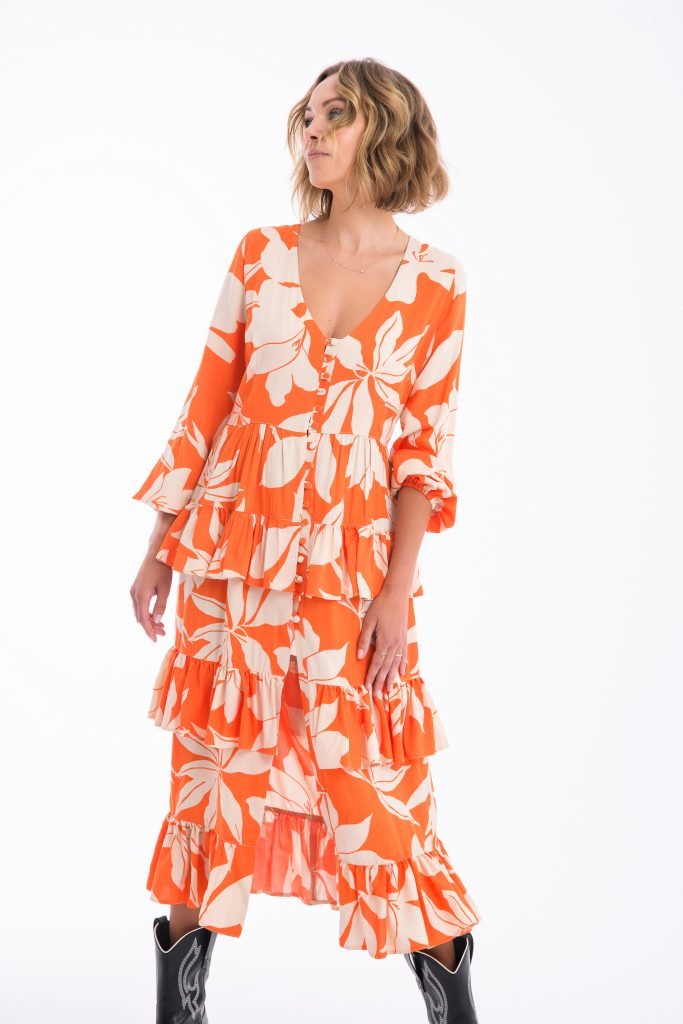 pomarańczowa sukienka w kwiaty