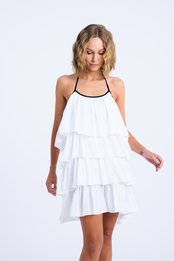 biała sukienka z falbanami