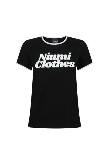 Czarny t-shirt z białym napisem NIUMI