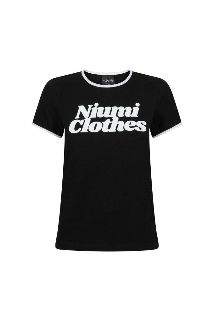 czarny t-shirt z białym napisem NIUMI