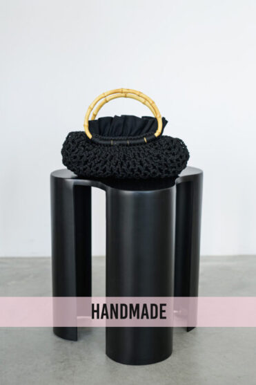 Ręcznie robiona torebka szydełkowa z bambusową rączką