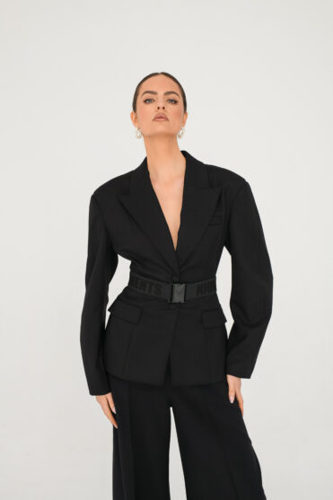 Czarny pasek z logowanej gumy zapinany na klamrę