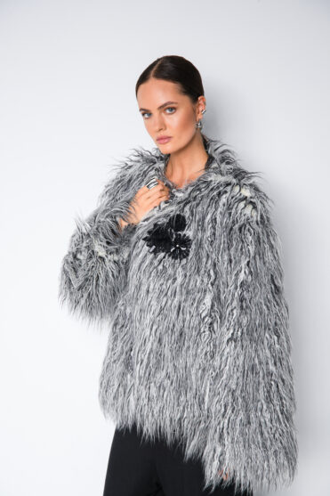 Zestaw czarnych broszek w kształcie kwiatów