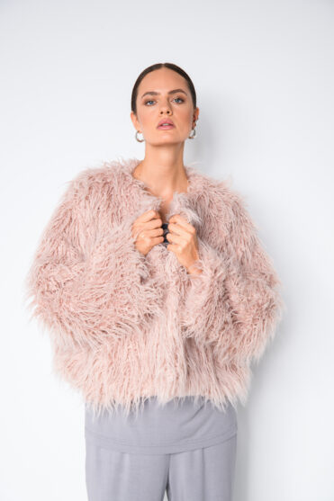 Futro na jesień w pudrowo-różowym odcieniu