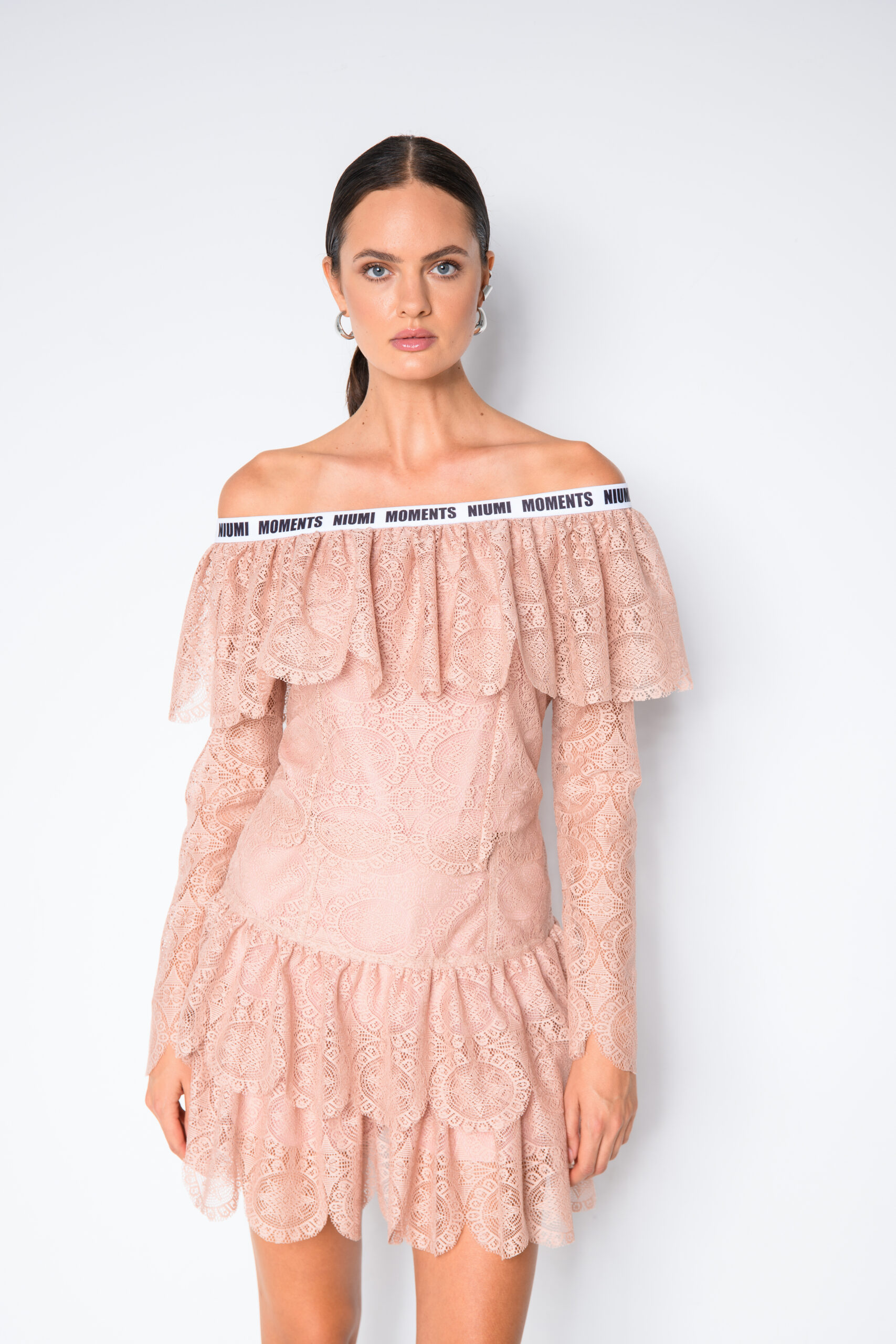 Różowa bluzka hiszpanka z falbaną