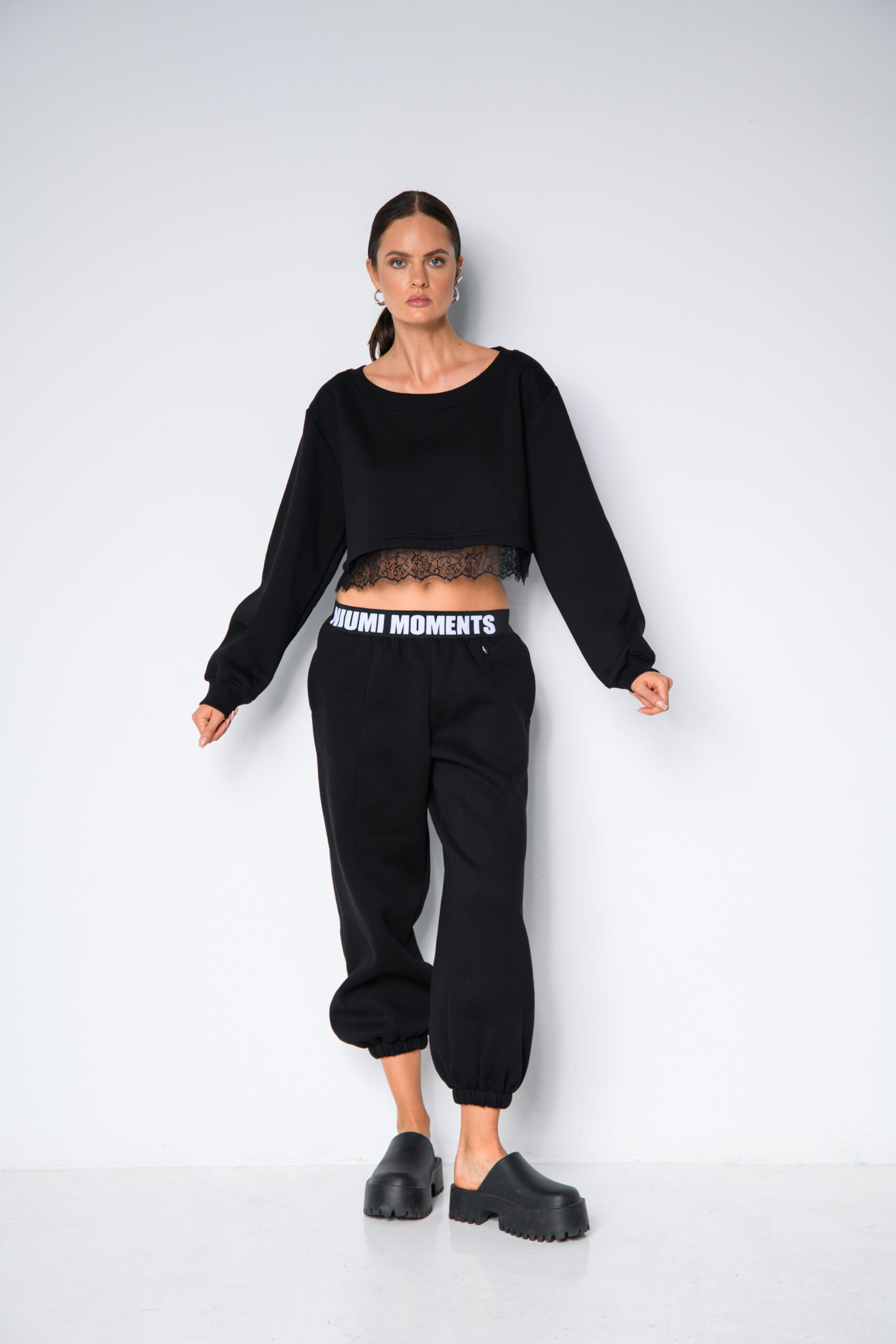 Czarne dresowe spodnie damskie z logowaną gumą