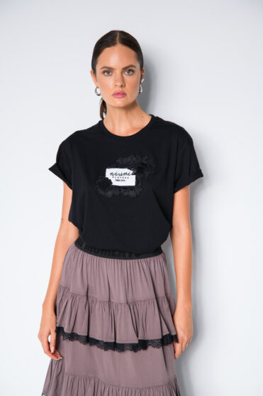 Czarny t-shirt damski z aplikacją