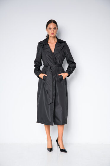 Czarny trencz na jesień