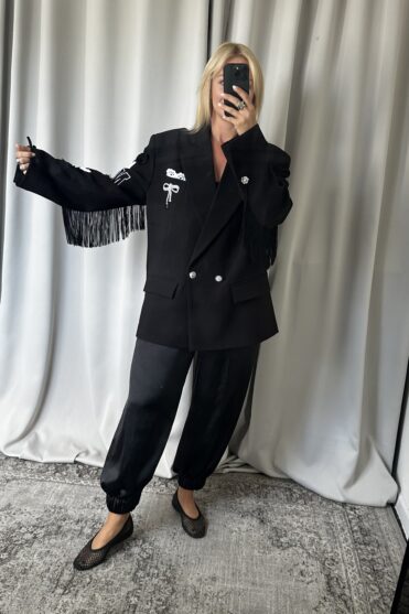 Limitowana czarna marynarka z biało-czarnymi naszywkami