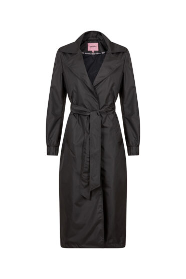 Czarny trencz na jesień