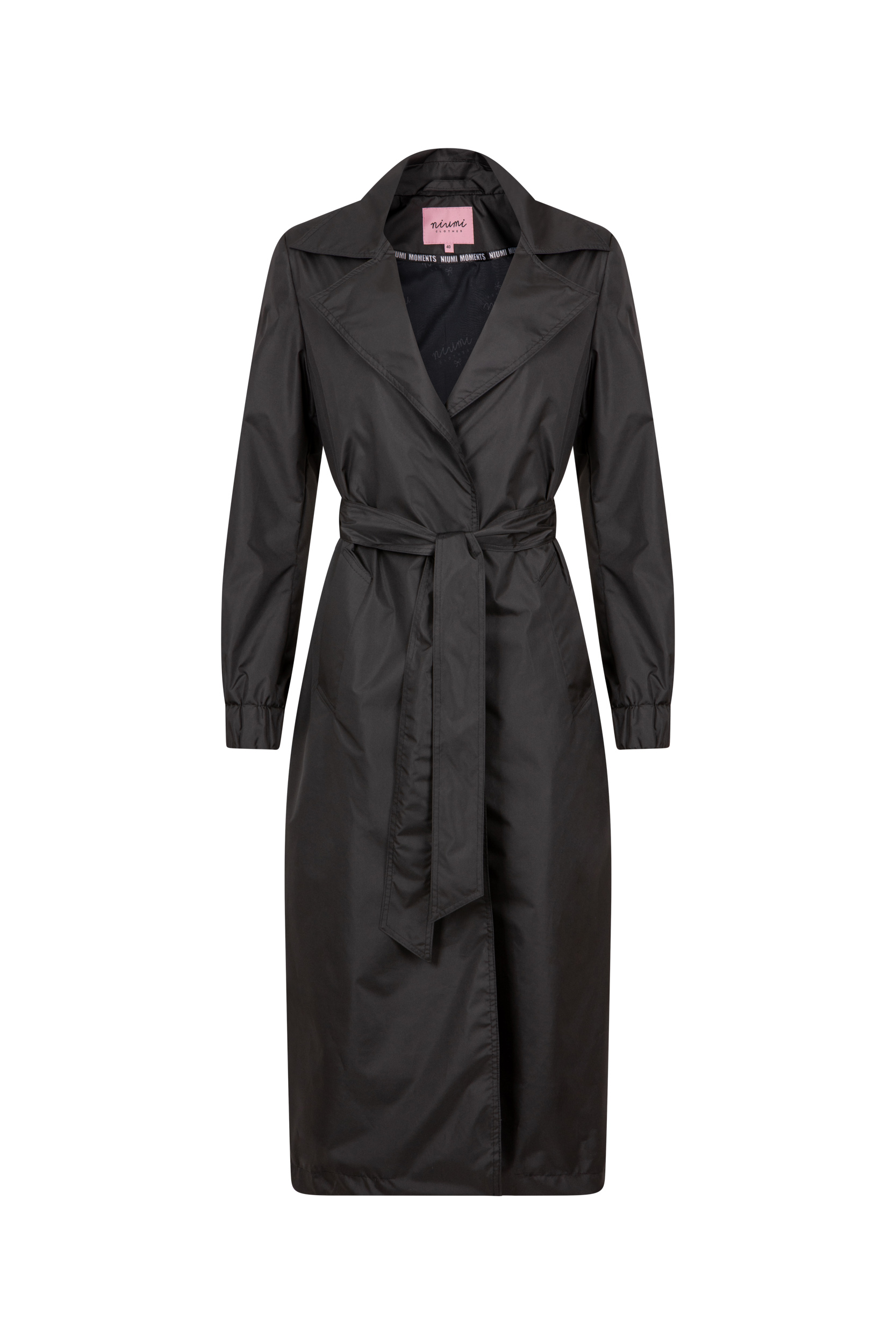 Czarny trencz na jesień