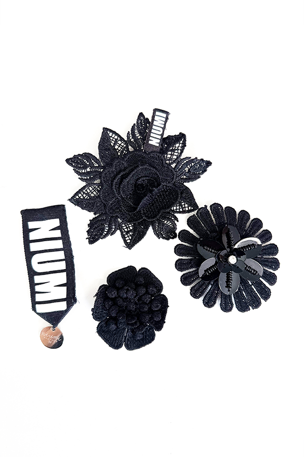 Zestaw czarnych broszek w kształcie kwiatów