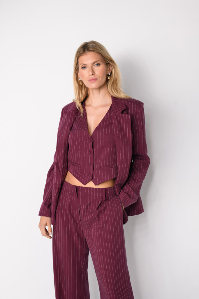 Bordowa kamizelka w paski