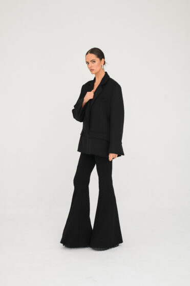 Czarne spodnie dzwony damskie