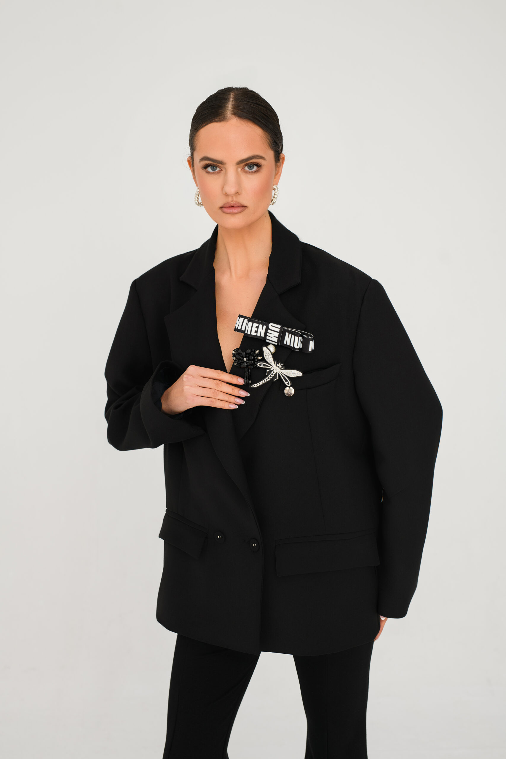 Zestaw czarnych broszek