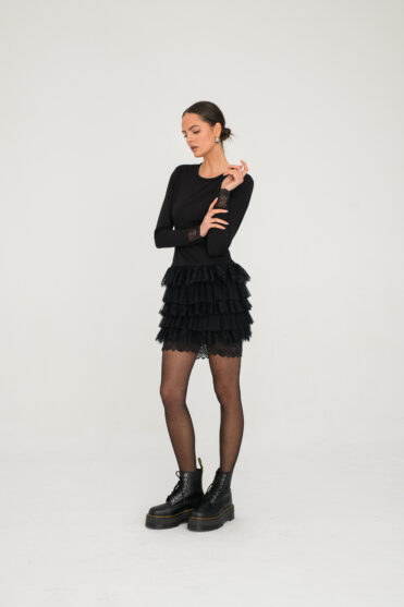 Czarna sukienka z falbanami