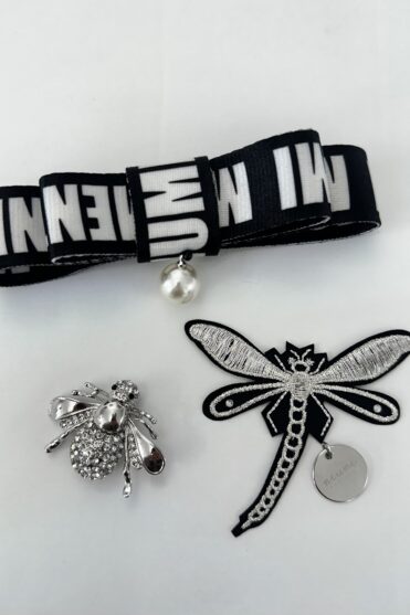 Zestaw czarnych broszek