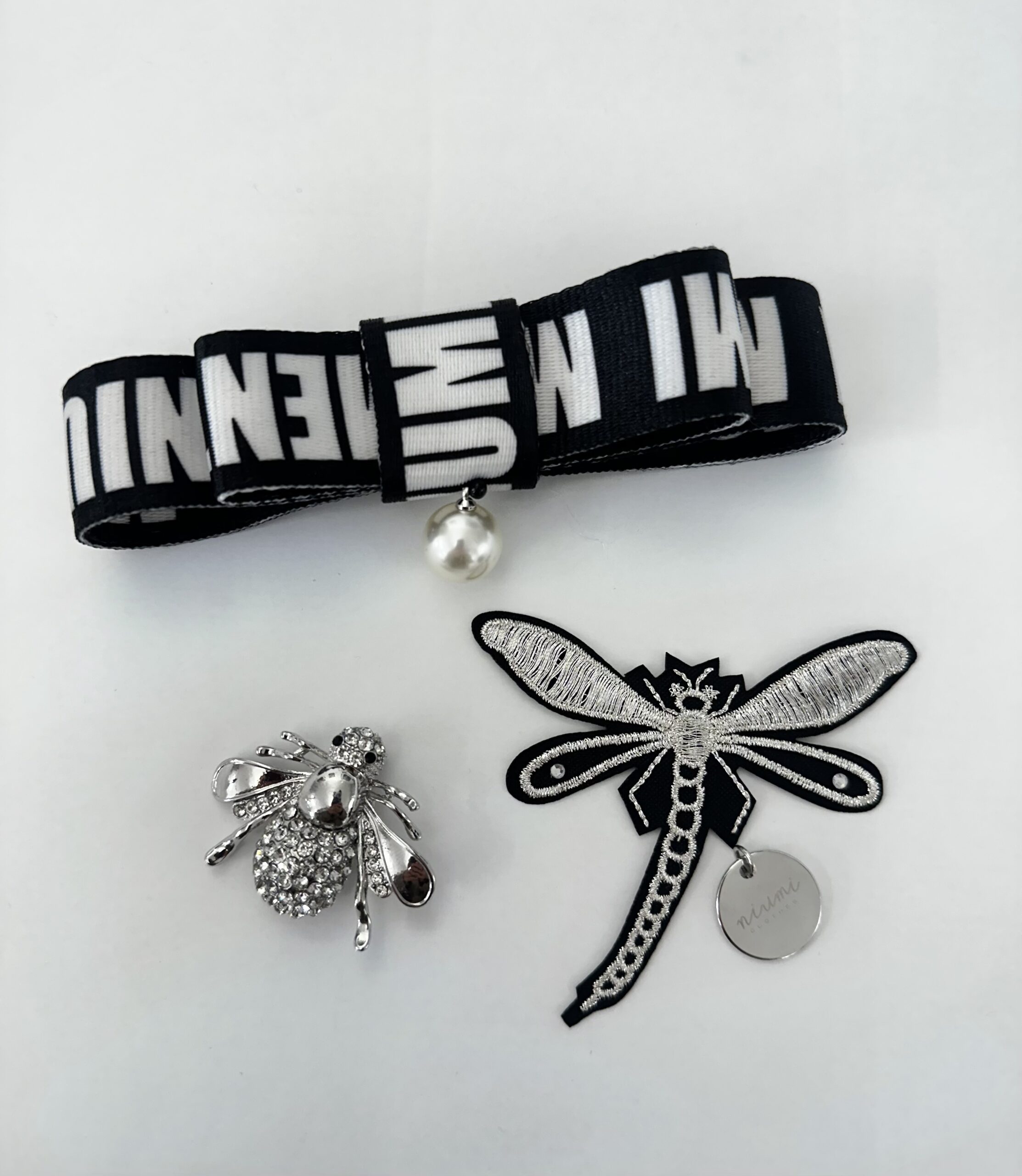 Zestaw czarnych broszek