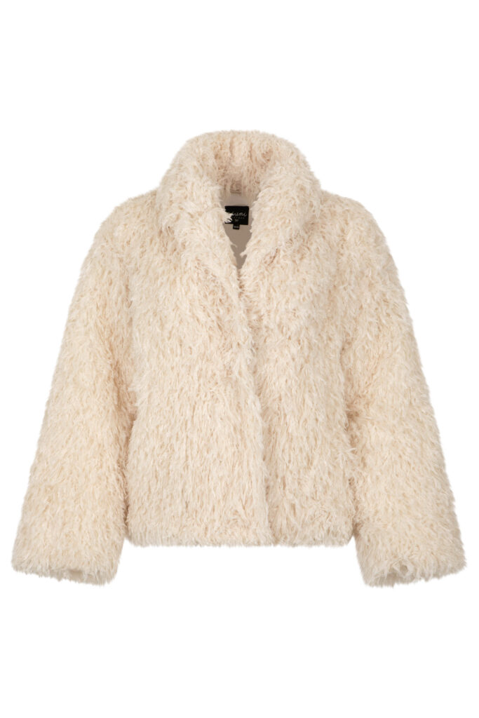 białe futerko damskie na zimę