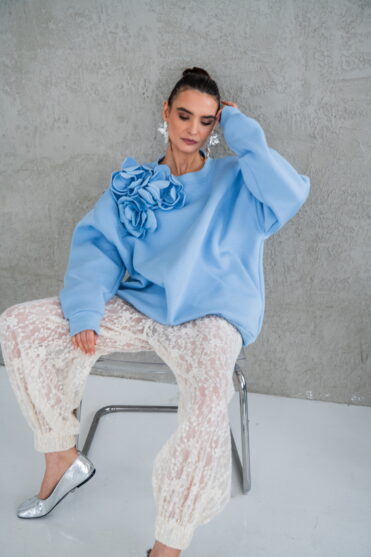 Błękitna bluza damska na wiosnę
