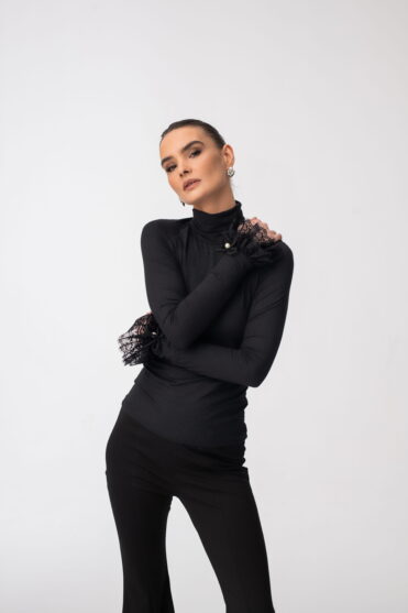 Czarny golf z ozdobnymi mankietami