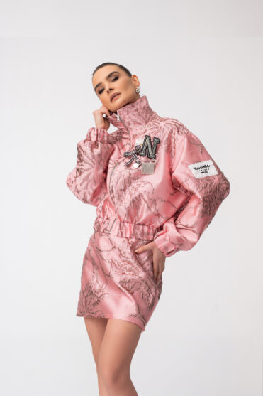 Różowa kurtka bomberka