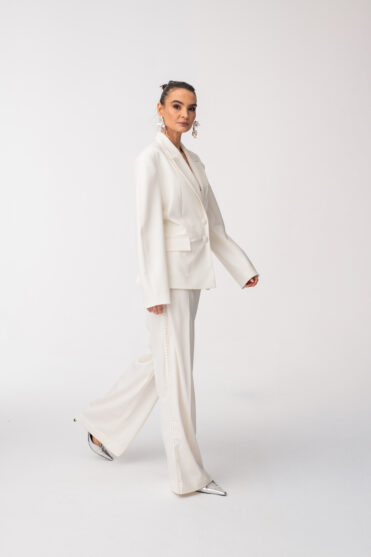 Kremowe spodnie damskie z lampasem