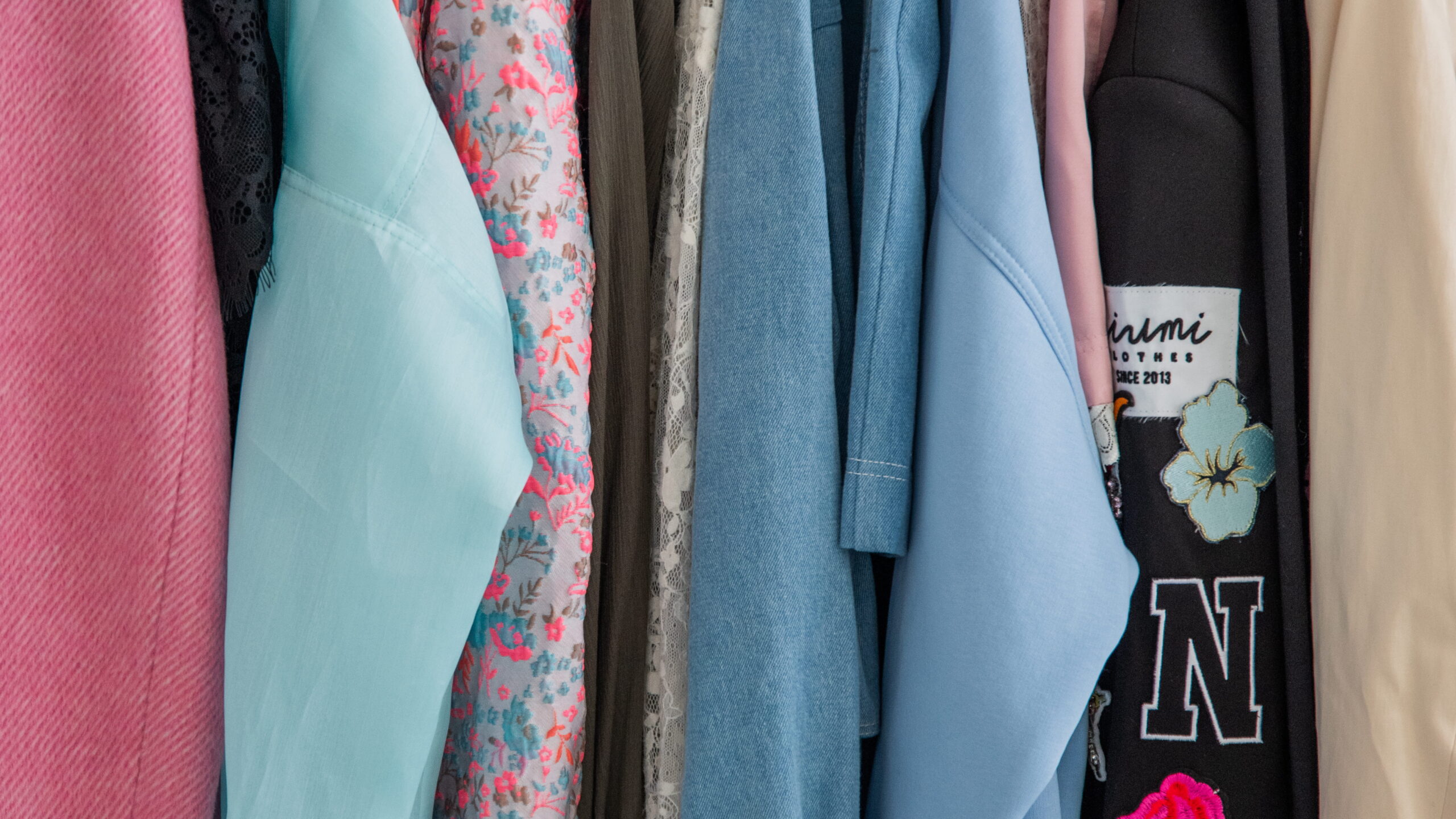 Co będzie modne na wiosnę 2026? Trendy i stylizacje damskie od Polskiej marki modowej | NIUMI