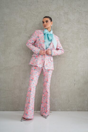 Damskie spodnie dzwony na wiosnę