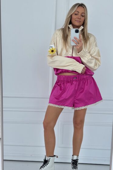 Satynowe szorty na wiosnę w fuksjowym kolorze