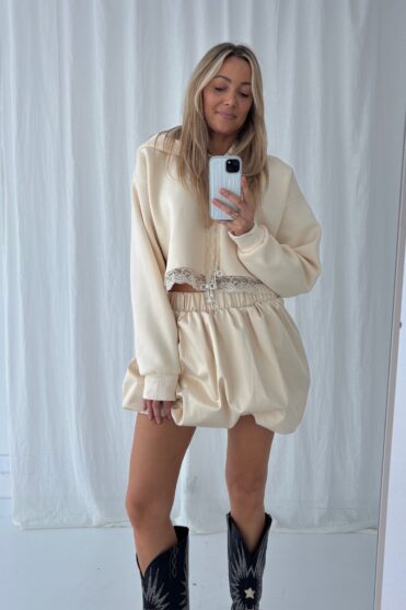Satynowa spódnica bombka na wiosnę z kremowej satyny