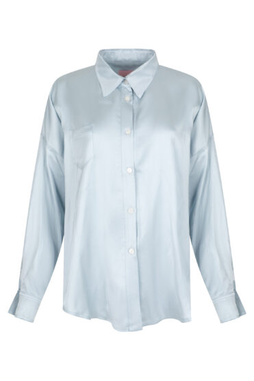 Satynowa koszula w niebieskim odcieniu