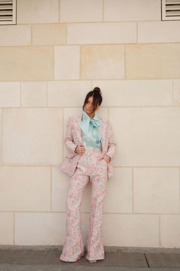 Damskie spodnie dzwony na wiosnę