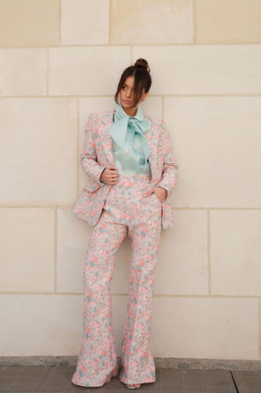 Damskie spodnie dzwony na wiosnę