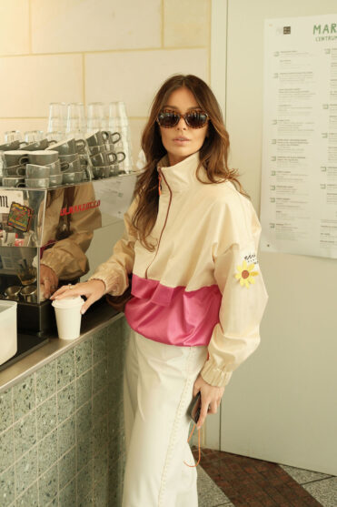 Satynowa kurtka kangurka na wiosnę