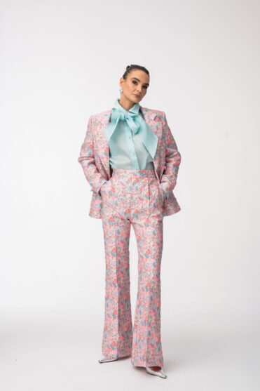 Damskie spodnie dzwony na wiosnę