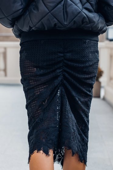 Czarna koronkowa spódnica