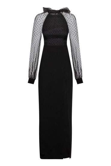 Długa suknia z rozcięciem tiulem i kokardą