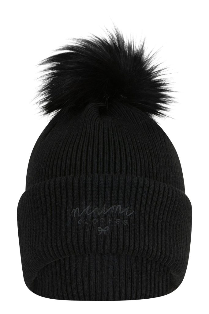 Czarna czapka z logo i czarnym pomponem