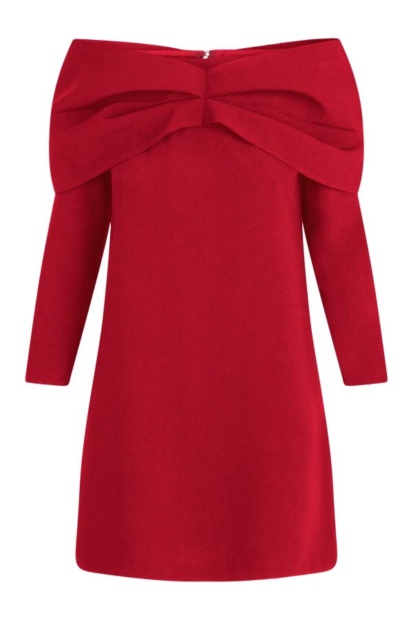 Czerwona mini sukienka z długim rękawem i odsłoniętymi ramionami