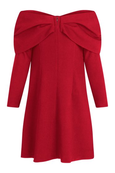 Czerwona mini sukienka z długim rękawem i odsłoniętymi ramionami
