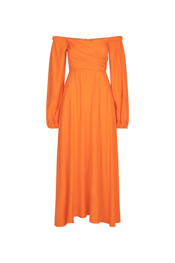 Długa pomarańczowa sukienka z odkrytymi ramionami