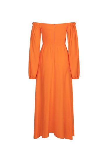 Długa pomarańczowa sukienka z odkrytymi ramionami